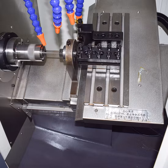 Torno CNC de base inclinada Tc40L com máquina de torneamento e fresagem de torre de potência